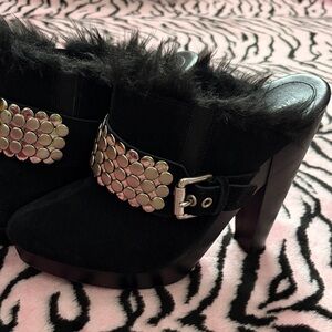 Chic Black Fur-Trimmed Heeled Mules